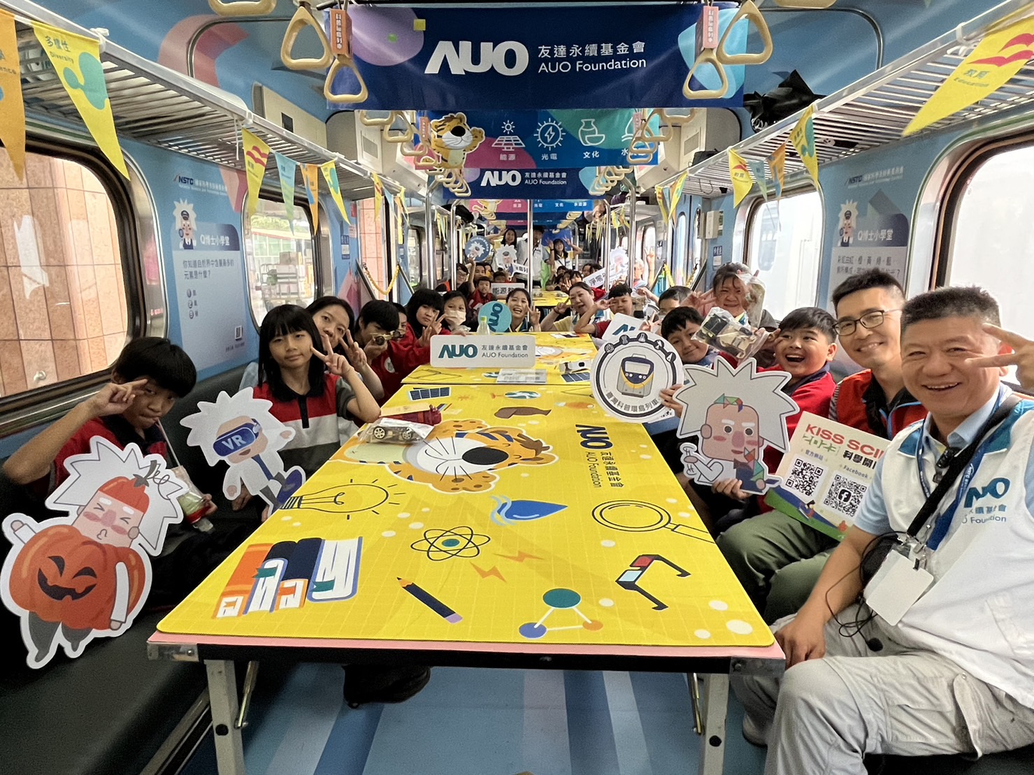 彩虹多多永續基金會參與「臺灣科普環島列車」，設計基礎科學車廂課程，以「淨零碳排和永續能源」為主題，讓學生透過創意實驗認識淨零知識，以及思考生活中的減碳行為