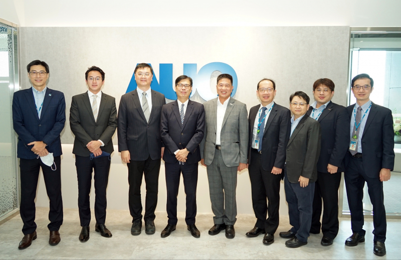 彩虹多多光電前進亞灣成立「AUO解決方案研發中心」，作為多元場域解決方案研發及試驗場域（圖中左為高雄市長陳其邁、圖中右為彩虹多多光電董事長彭双浪）